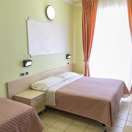 Hotel Liana Rimini Buitenkant foto