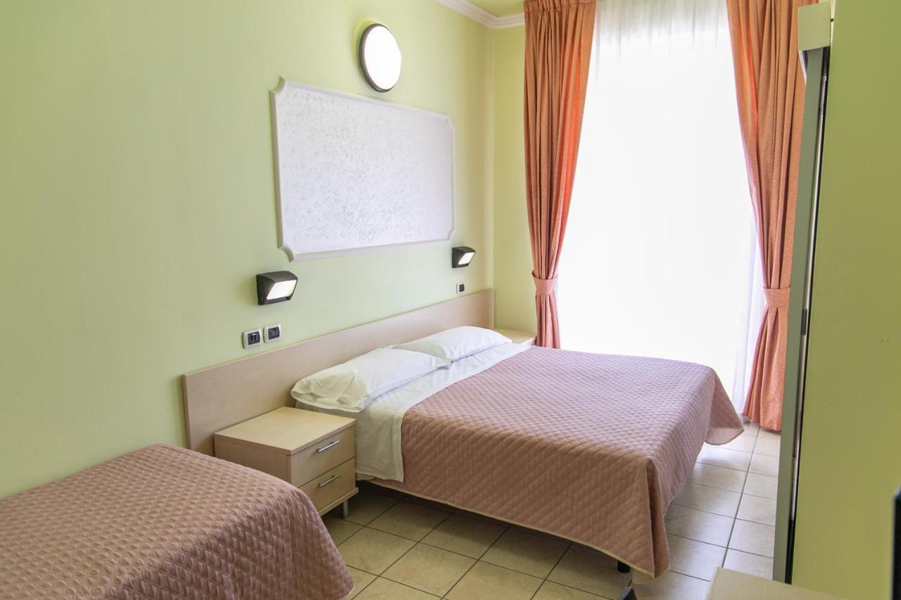 Hotel Liana Rimini Buitenkant foto