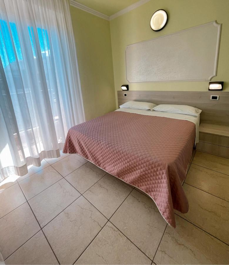 Hotel Liana Rimini Buitenkant foto