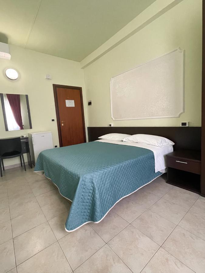 Hotel Liana Rimini Buitenkant foto