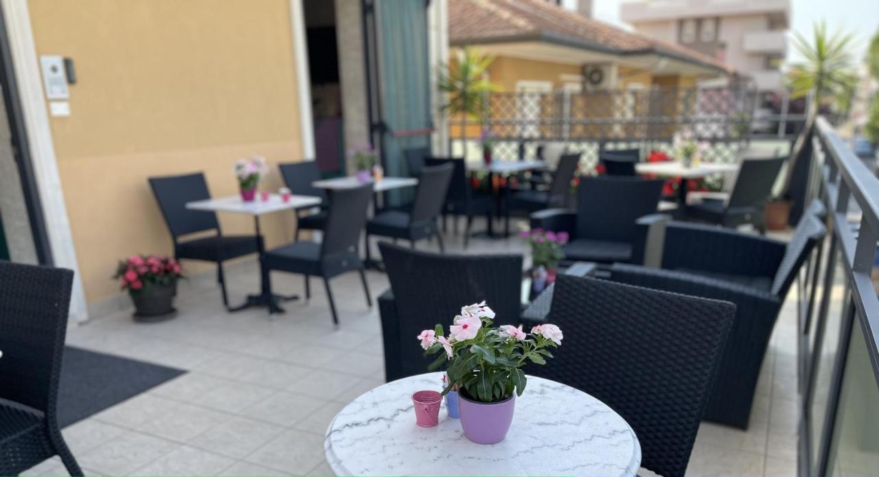 Hotel Liana Rimini Buitenkant foto