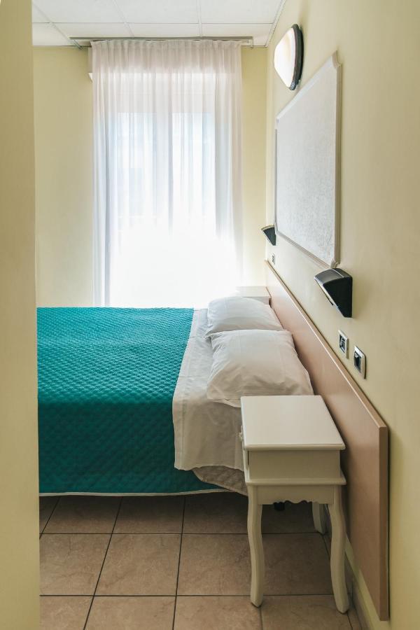 Hotel Liana Rimini Buitenkant foto