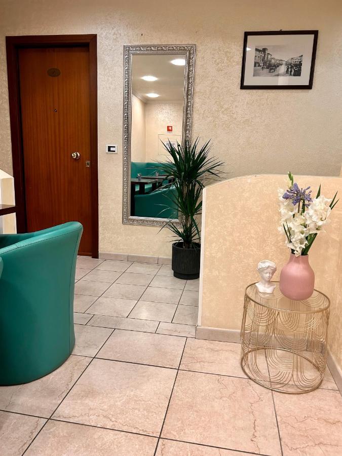Hotel Liana Rimini Buitenkant foto